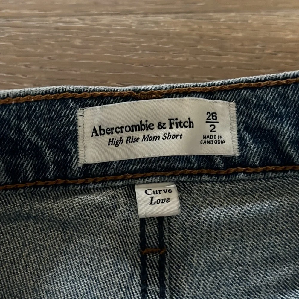 Abercrombie & Fitch Curve Love High Rise Mom Short | 2 - Picture 3 of 7